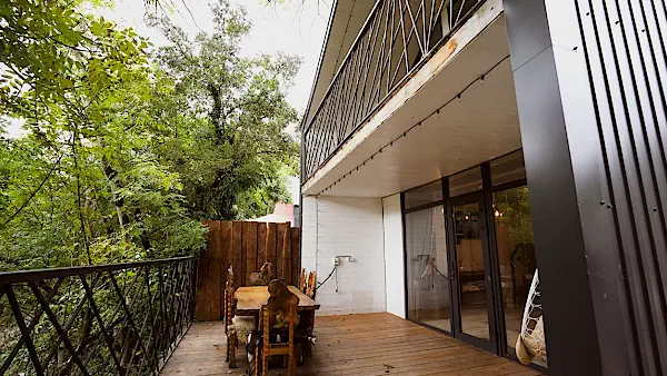 Барнхаус на 8 гостей с бассейном и балконом над каньоном